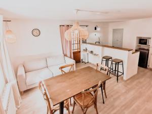 een woonkamer met een tafel, stoelen en een bank bij La Source in Oppedette +10 foto's