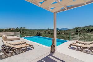 uma villa com vista para uma piscina em Spartakos Luxury Villa 3 em Plános