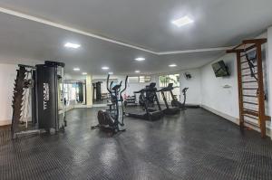 ein Fitnessstudio mit mehreren Laufbändern und Crosstrainern in einem Zimmer in der Unterkunft Paraiso das Dunas Térreo 2 Suítes in Aquiraz