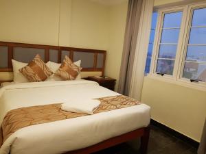 Postel nebo postele na pokoji v ubytování Grand Bayon Siem Reap Hotel