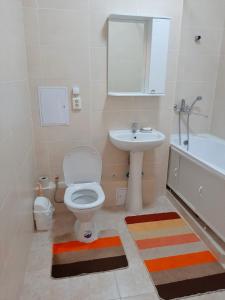 łazienka z toaletą i umywalką w obiekcie Element, 157 w mieście Ałma-Ata