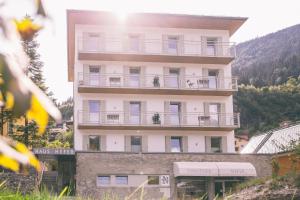 wysoki biały budynek z balkonami w obiekcie Nefer, Haus w mieście Bad Gastein