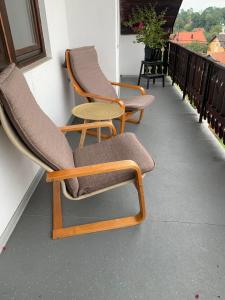 kilka krzeseł siedzących na ganku w obiekcie Guest House Husejn w mieście Dubrave Gornje