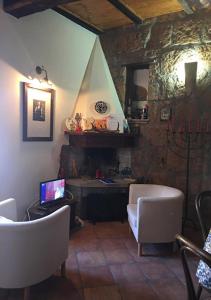 a living room with a couch and a table and chairs at antica dimora in Barbarano Romano