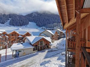 a view of a ski resort in the snow at Appartement 4 personnes Les Orres 1800 au pied des pistes in Les Orres