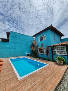 a swimming pool in front of a house at pedra do porto II in Búzios