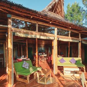 卡拉圖的住宿－Foresight Eco Lodge & Safari，房屋内带桌椅的庭院