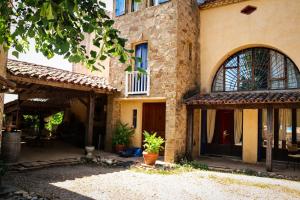 einen Außenblick auf ein Haus mit einer Terrasse in der Unterkunft Villa MAS GUAPA dans le TARN Albigeois in Lescure-dʼAlbigeois