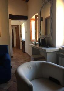 een woonkamer met een bank en een spiegel bij antica dimora in Barbarano Romano