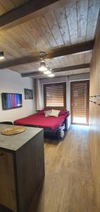 una camera con un grande letto rosso di Moda Apartments 38 a Sestriere
