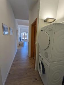 una lavanderia con lavatrice e asciugatrice di Alte Brauerei Buchs a Buchs
