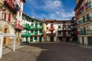 pusta ulica w mieście z budynkami w obiekcie LA MARINA amplio apartamento en pleno centro de Hondarribia w mieście Hondarribia