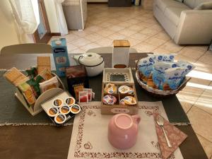 un tavolo ricoperto di cibo e una teiera rosa di La Casa di Mimì a Foligno