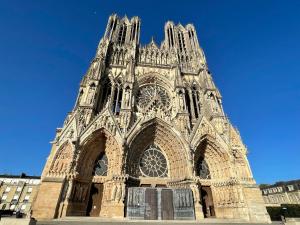 Fotografia z galérie ubytovania l'Hôtel des Ventes Reims Chativesle v destinácii Reims