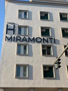 un cartello sul lato di un condominio di Hotel Miramonti a Schio