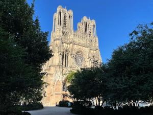 Fotografia z galérie ubytovania l'Hôtel des Ventes Reims Chativesle v destinácii Reims