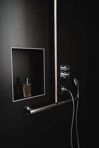 une salle de bains avec un tuyau sortant d'un miroir dans l'établissement Hôtel-Restaurant Villa Métis, aux Herbiers