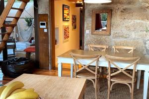 a dining room with a table and chairs and bananas at Oporto City Chalé in Porto