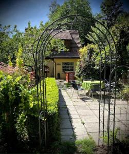 einem Metallbogen über einem Gehweg in einem Garten in der Unterkunft im Haus zur Auszeit willkommen in Ruhla