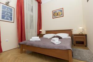 1 dormitorio con 1 cama con toallas en Budapest Bed and Breakfast en Budapest