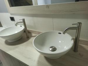 ein Badezimmer mit einem weißen Waschbecken und einem Spiegel in der Unterkunft Hotel Mont Blanc in Circasia