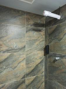 ein Bad mit einer Dusche und einer Glastür in der Unterkunft Hotel Mont Blanc in Circasia