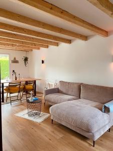 sala de estar con sofá y mesa en Holzhütte Ole zw. Meer & Wald mit Kamin & Sauna, en Behrensdorf