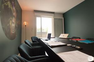 an office with a long desk with chairs and a window at Villa "La Recrée Toulousaine " Clim & SPA-12 couchages in Cugnaux +47 photos