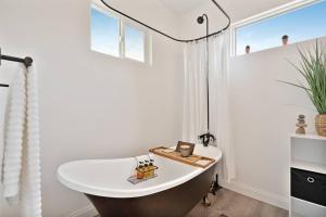 y baño con bañera y lavamanos. en Beautiful newly remodeled home, near JT Park en Joshua Tree
