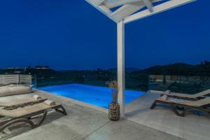 Bazén v ubytovaní Spartakos Luxury Villa 3 alebo v jeho blízkosti