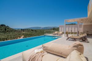 Bazén v ubytovaní Spartakos Luxury Villa 3 alebo v jeho blízkosti
