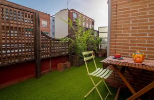 Elle comprend un petit balcon avec une table et une chaise. dans l'établissement la casa de los lapiceros, à Talavera de la Reina