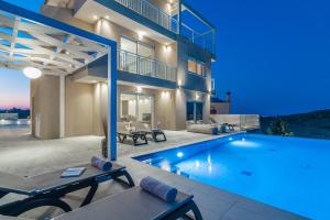 Bazén v ubytovaní Spartakos Luxury Villa 3 alebo v jeho blízkosti