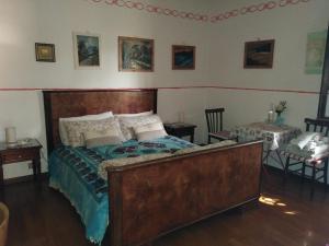 トッリ・ディ・クアルテゾーロにあるCasa Ireneのベッドルーム1室(大型ベッド1台、椅子2脚付)