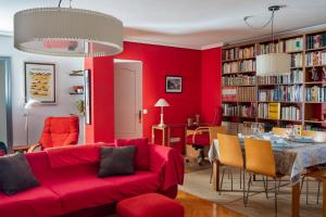 - un salon avec des murs rouges et un canapé rouge dans l'établissement la casa de los lapiceros, à Talavera de la Reina