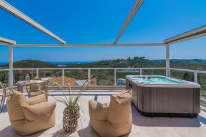 Bazén v ubytovaní Spartakos Luxury Villa 3 alebo v jeho blízkosti