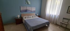 een slaapkamer met een bed in een blauwe kamer bij Cesena3 in Milaan