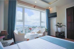 Postel nebo postele na pokoji v ubytování Rose Valley Hotel Da Lat Vietnam