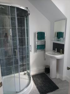 W łazience znajduje się prysznic i umywalka. w obiekcie Victorian Renovation Room 7 w Liverpoolu