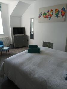 Un dormitorio con una cama con una almohada verde. en Victorian Renovation Room 7 en Liverpool