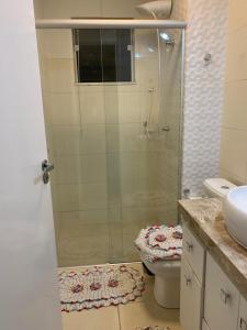 a bathroom with a shower and a toilet at Apartamento Novissimo Aquarius II in Poços de Caldas