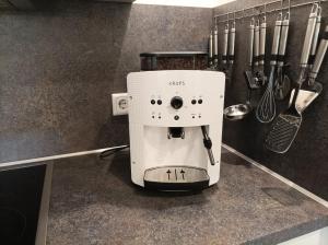 een koffiezetapparaat op een aanrecht in een keuken bij Das Nest Winterberg in Winterberg