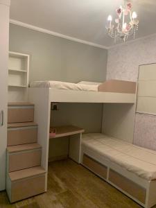 a small room with a bunk bed and shelves at Apartamento Novissimo Aquarius II in Poços de Caldas