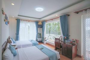 Postel nebo postele na pokoji v ubytování Rose Valley Hotel Da Lat Vietnam