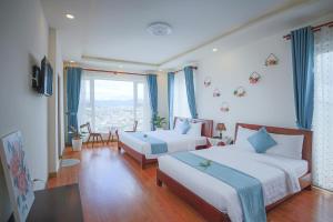 Postel nebo postele na pokoji v ubytování Rose Valley Hotel Da Lat Vietnam