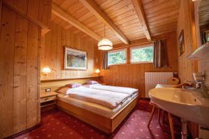 a bedroom with a bed and a sink in a room at Apartments Vintlana in Selva