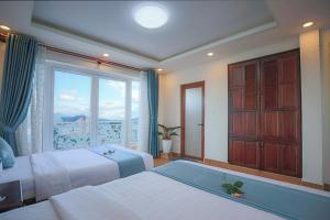 Postel nebo postele na pokoji v ubytování Rose Valley Hotel Da Lat Vietnam