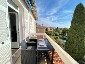 a patio with a table and chairs on a balcony at Nice Renting - CAMBRAI - Luxurious Sea View Terrasse - King Bed - Parking - AC - fully equipped in Nice
