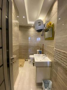 un baño con lavabo e inodoro en Cosy Studio on the First Floor with lovely Terrace and Personal Garden Area, Pool View and Free Beach Access in Sharm Hills Resort, en Sharm El Sheikh