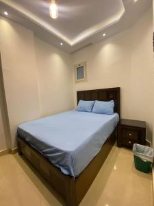 een slaapkamer met een groot bed in een kamer bij Studio on the ground floor in Sharm Hills Resort with private garden and pool view in Sharm El Sheikh